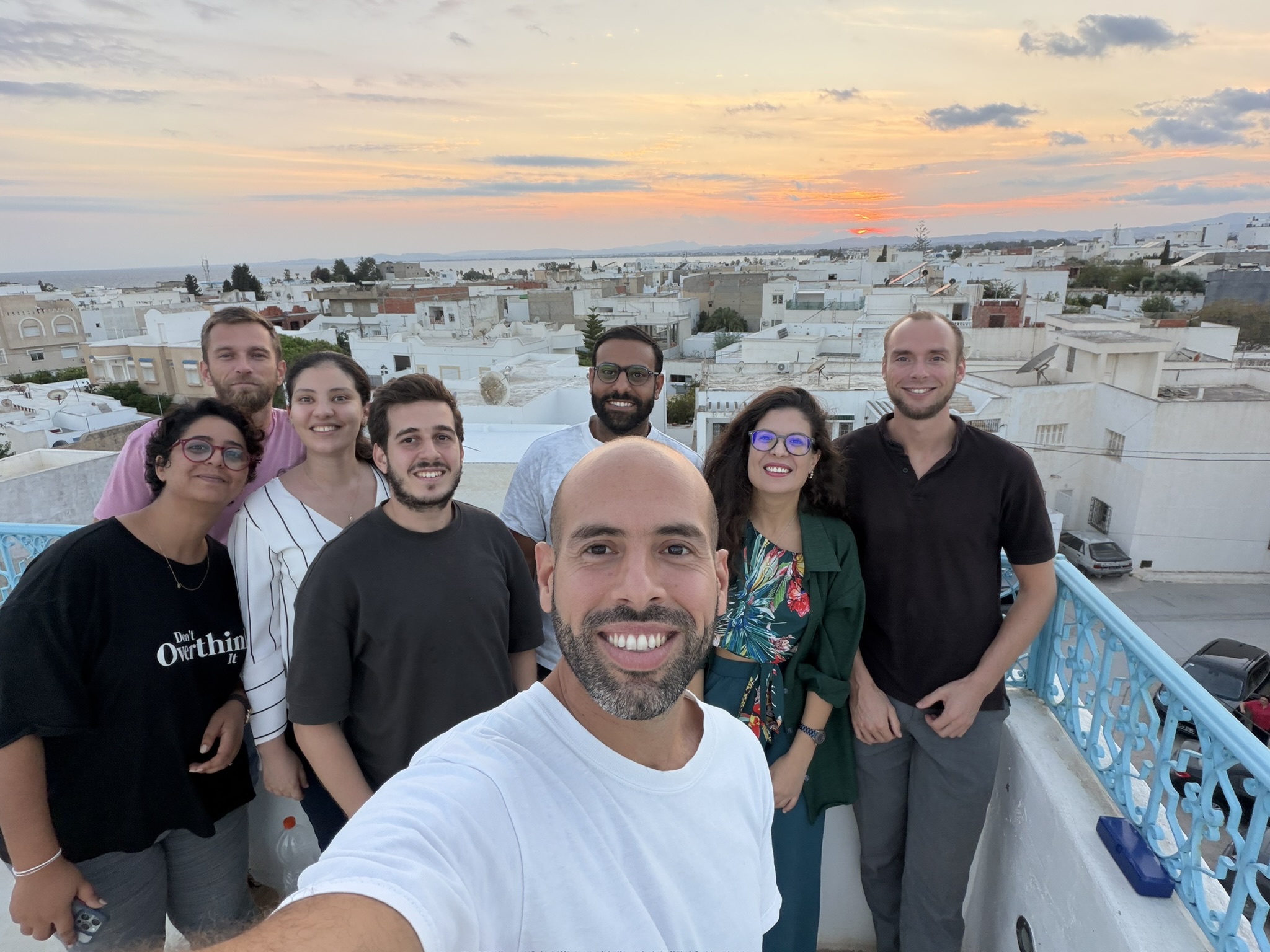 Iskander avec la communauté à Hammamet au coucher du soleil