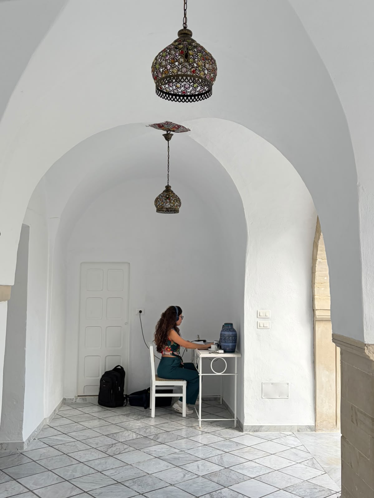 Télétravailleuse à un bureau sous les voûtes