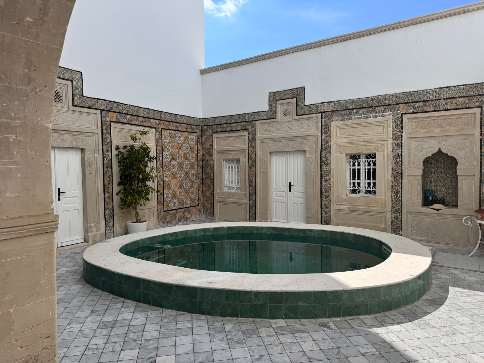 Patio traditionnel tunisien et bassin à Dar Fenina