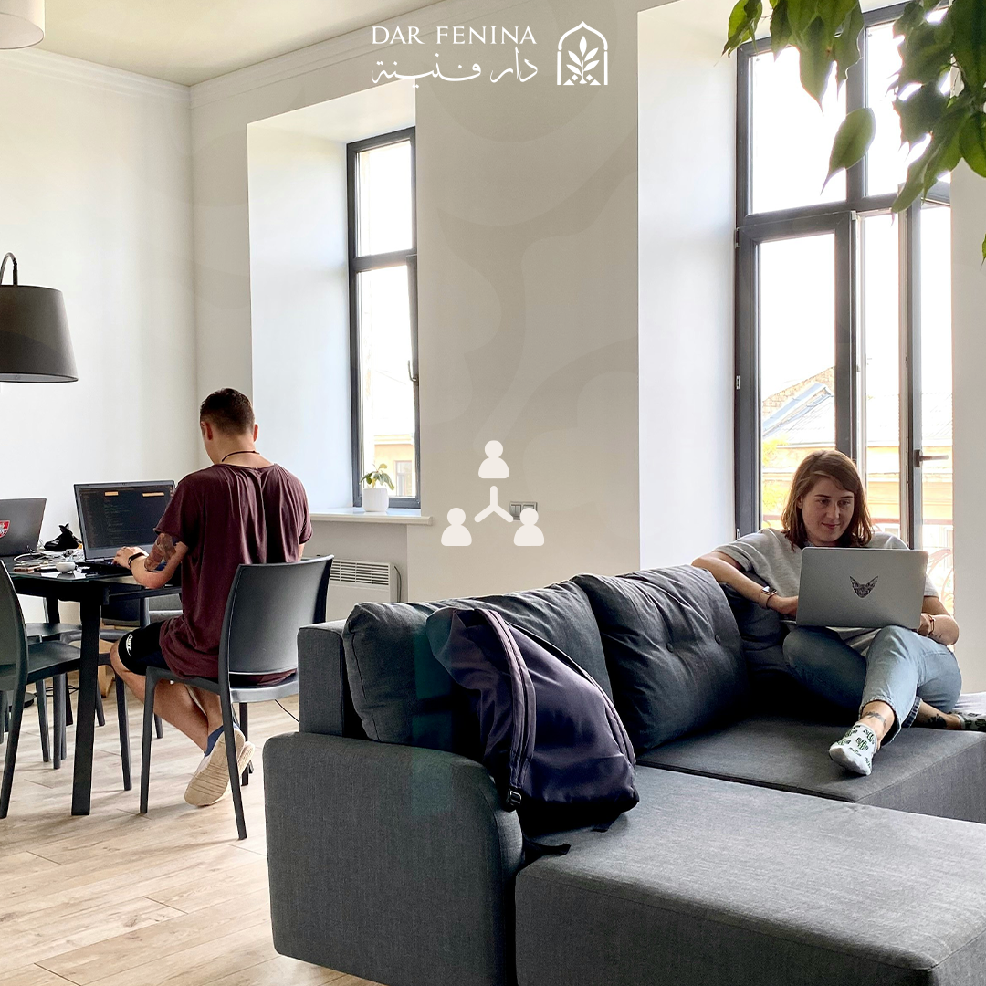 Visuel Dar Fenina représentant des personnes travaillant dans un salon