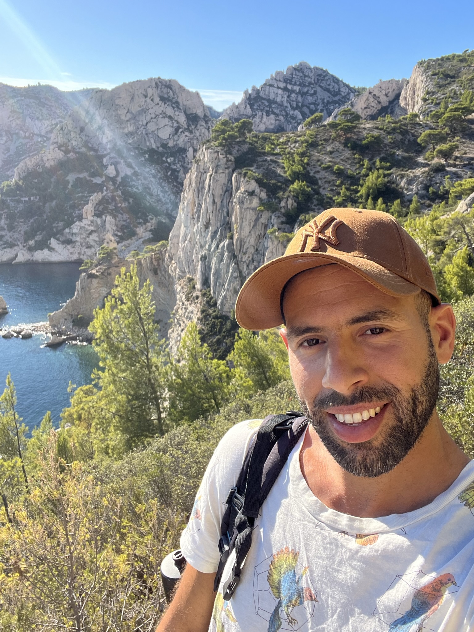 Iskander, hôte de Dar Fenina, en randonnée au bord de la Méditerranée